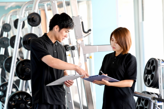 フィットネスクラブでスタッフが打ち合わせをしている様子