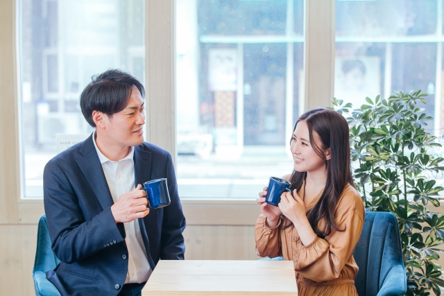 カフェで笑顔で会話する男女の婚活デート風景
