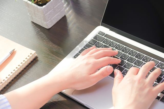 ノートパソコンのキーボードで文字を入力する手元の写真。ブログ執筆やライティング作業をイメージした構図。