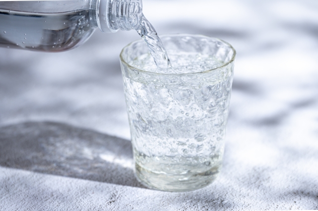 炭酸水をコップに入れている