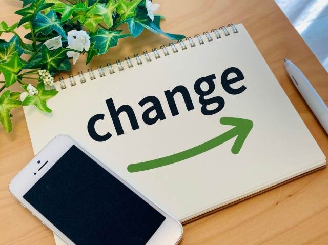changeと書かれたノートと矢印のイラスト、経済圏の移行をイメージした写真