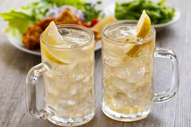 レモン入りの炭酸水が入ったグラス