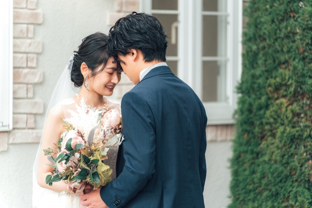 寄り添い笑顔を見せる新郎新婦の姿
