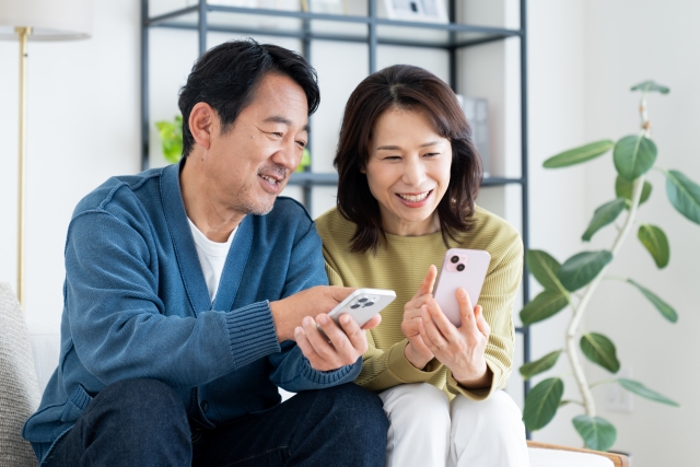 夫婦２人でスマホでネットを見てる