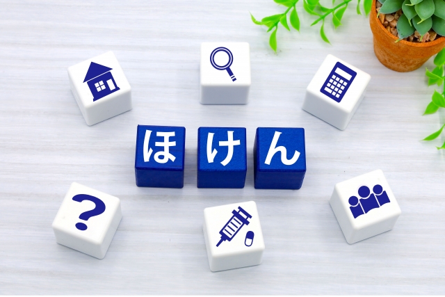 保険の文字ブロックと住宅のイメージを組み合わせた節約関連のイメージ画像。