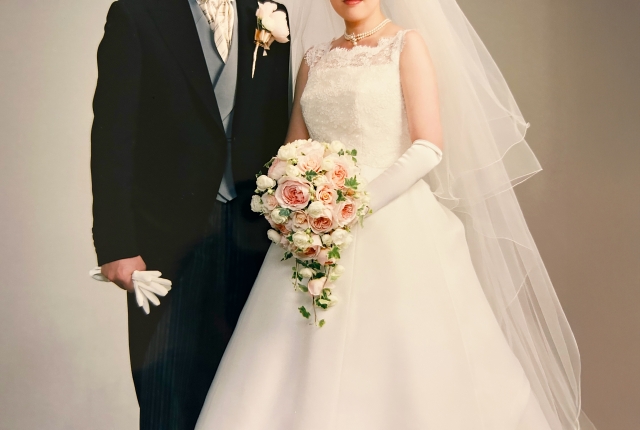 ブーケを持つ花嫁と新郎の結婚式写真