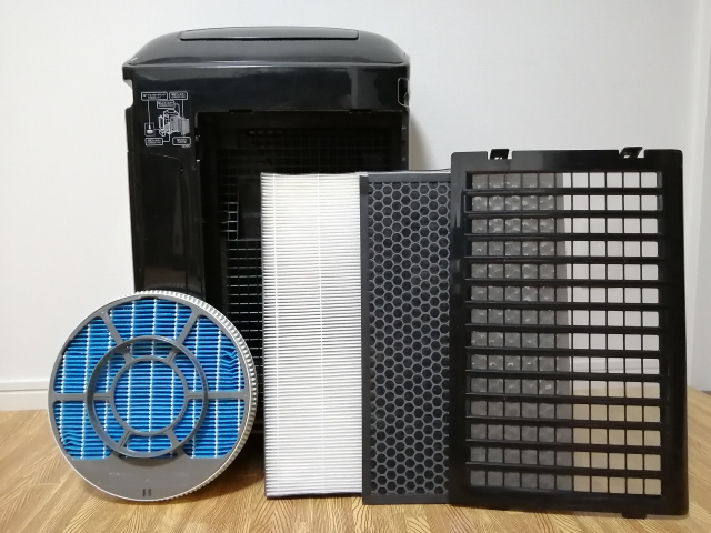 空気清浄機のフィルターや内部パーツを並べて撮影した写真です。