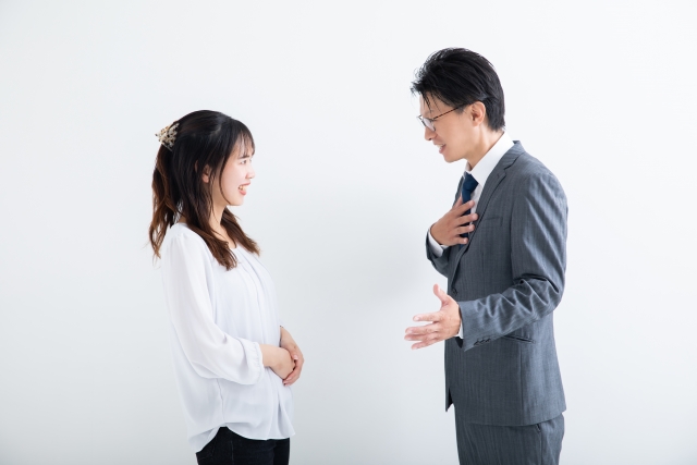 会話している男女