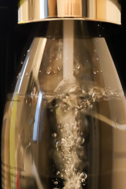 炭酸水を炭酸水メーカーで作っている