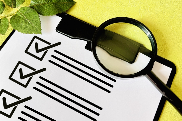 賃貸で使えるインターネット回線を比較する資料と眼鏡の写真。工事不要で使えるおすすめ回線を紹介する記事のイメージ。