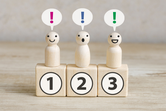 インターネット回線を比較する上で重要なポイントを示すイラスト。選択肢に番号が付いたキャラクターが並び、賃貸での回線選びをイメージしている。