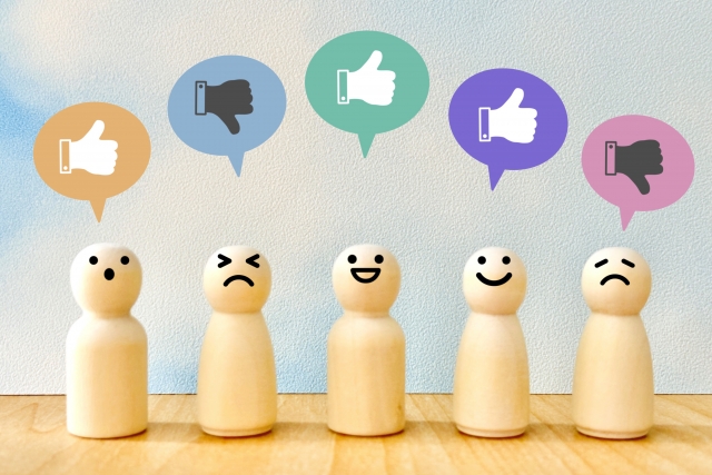 会話や口コミを表す吹き出しアイコンとキャラクターのイラスト。通信やサポート、利用者の声をイメージしたデザイン。