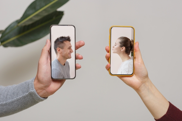 スマホの中の男女