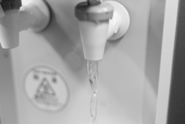 ウォーターサーバーから水を出している