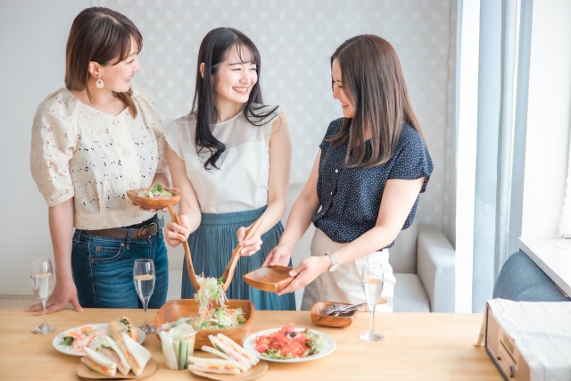婚活パーティーで談笑する女性たちの様子