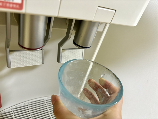 ウォーターサーバーでコップに水を入れる