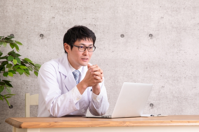 患者に寄り添いながら丁寧に説明を行う歯科医師の様子。信頼感のある対応をイメージしたシーンです。