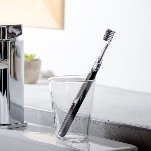 シンプルで上質なデザインのソラデー5。光と水の力で歯を磨く、電池不要のスタンダードモデル。