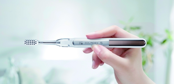 電池も充電もいらない、光と水の力で磨く新しい歯ブラシ。シンプルな設計で、毎日のケアをより心地よく。