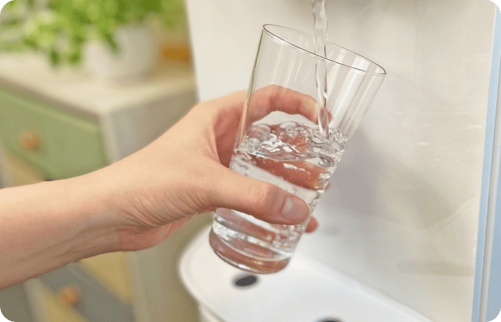 コップに注いだ水を飲むイメージ
