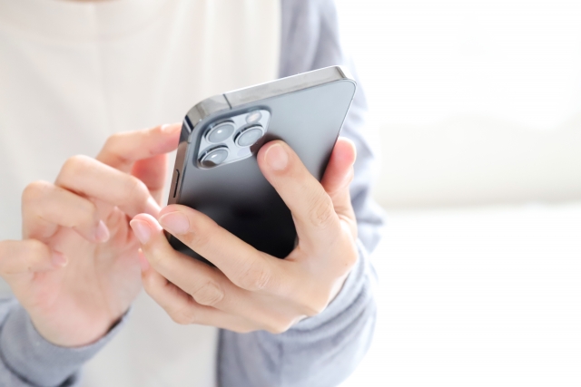 スマートフォンを持って操作している様子