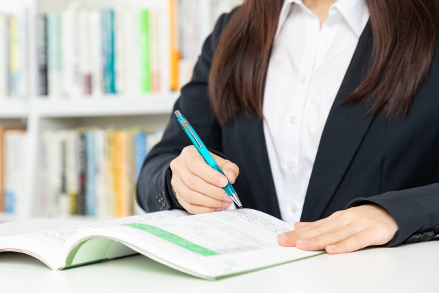 資格勉強をする女性のイメージ写真|社会人の学習やスキルアップ