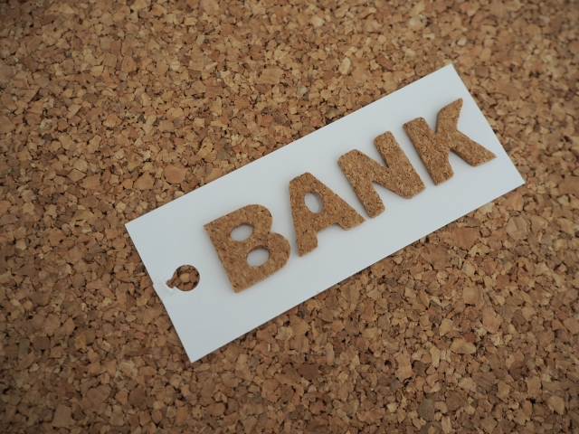 銀行をイメージした木目調のBANKプレート