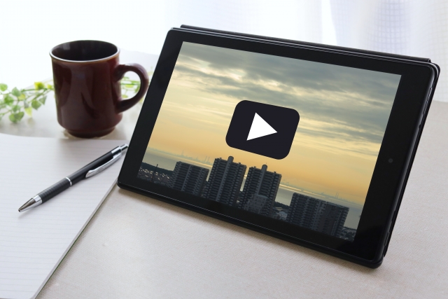 タブレットで朝の風景動画を楽しむ様子