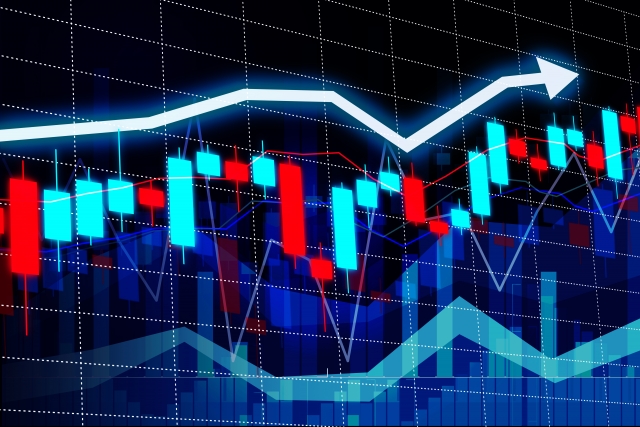 青色を基調とした株価チャートとローソク足グラフのイメージ画像。投資や資産運用の上昇トレンドを表現。