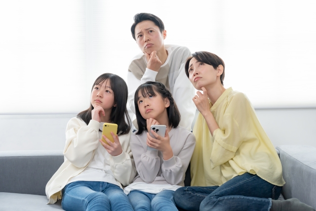 子どもにスマホを持たせるかどうかは、家族全体の悩みでもあります。