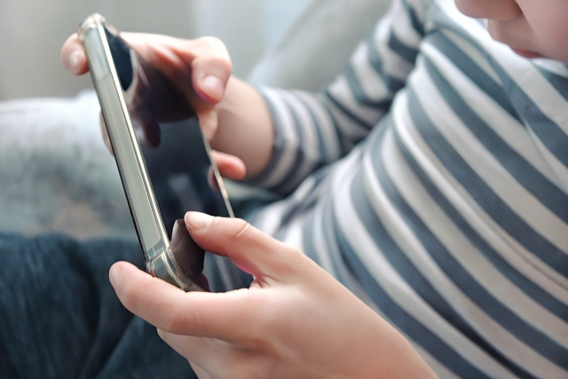 初めてスマホを持たせると、使い方の線引きに悩む家庭も多いものです。