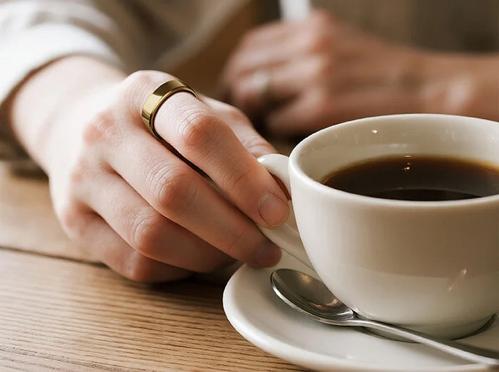 RingConn Gen 2 を着用した日常シーンの参考画像です。