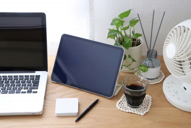 スマホでは画面が小さく、パソコンを開くほどでもない。
そんなときに活躍するのがタブレットです。