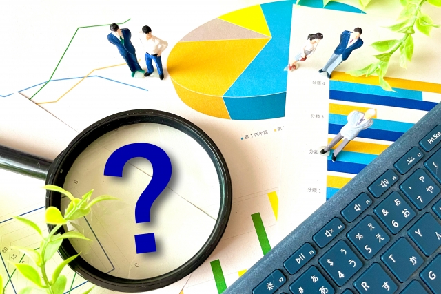 パソコンとデータと虫眼鏡でネットに対する疑問のイメージ