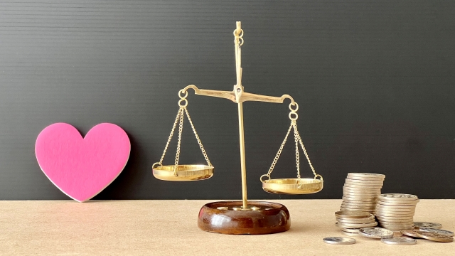 天秤と結婚とお金で愛をとるかお金を取るかのイメージ