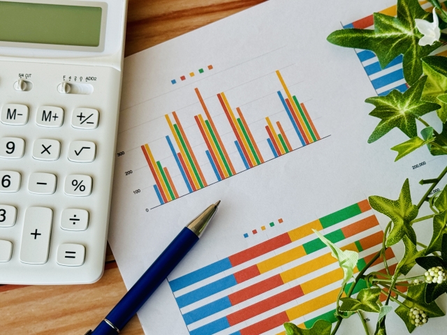 電卓とグラフでデータや家計簿のイメージ
