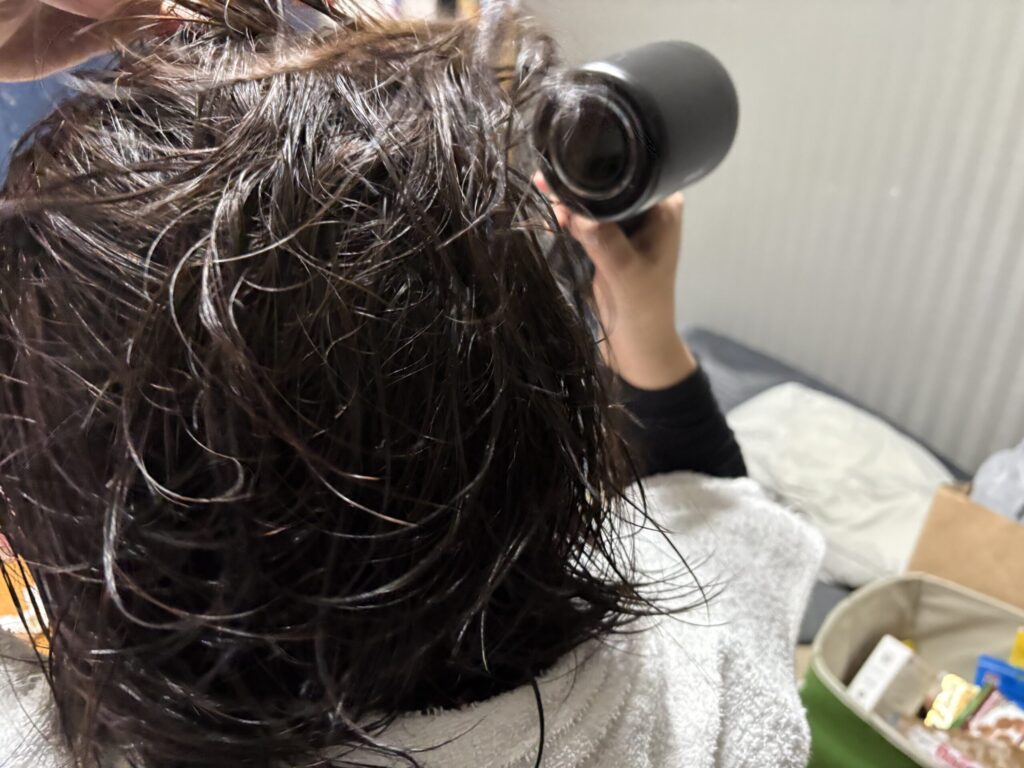 ヘアドライヤーを実際に使っている様子