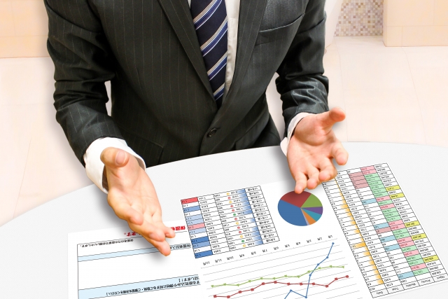 求人のデータを見せるエージェントのイメージ