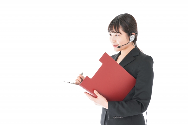 転職エージェントが通話で求人を案内している