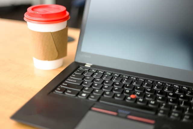 パソコンで求人情報を探すイメージ