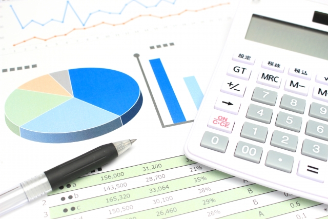 グラフや計算機などでデータを出しているイメージ